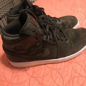 Jordan 1 mid olive